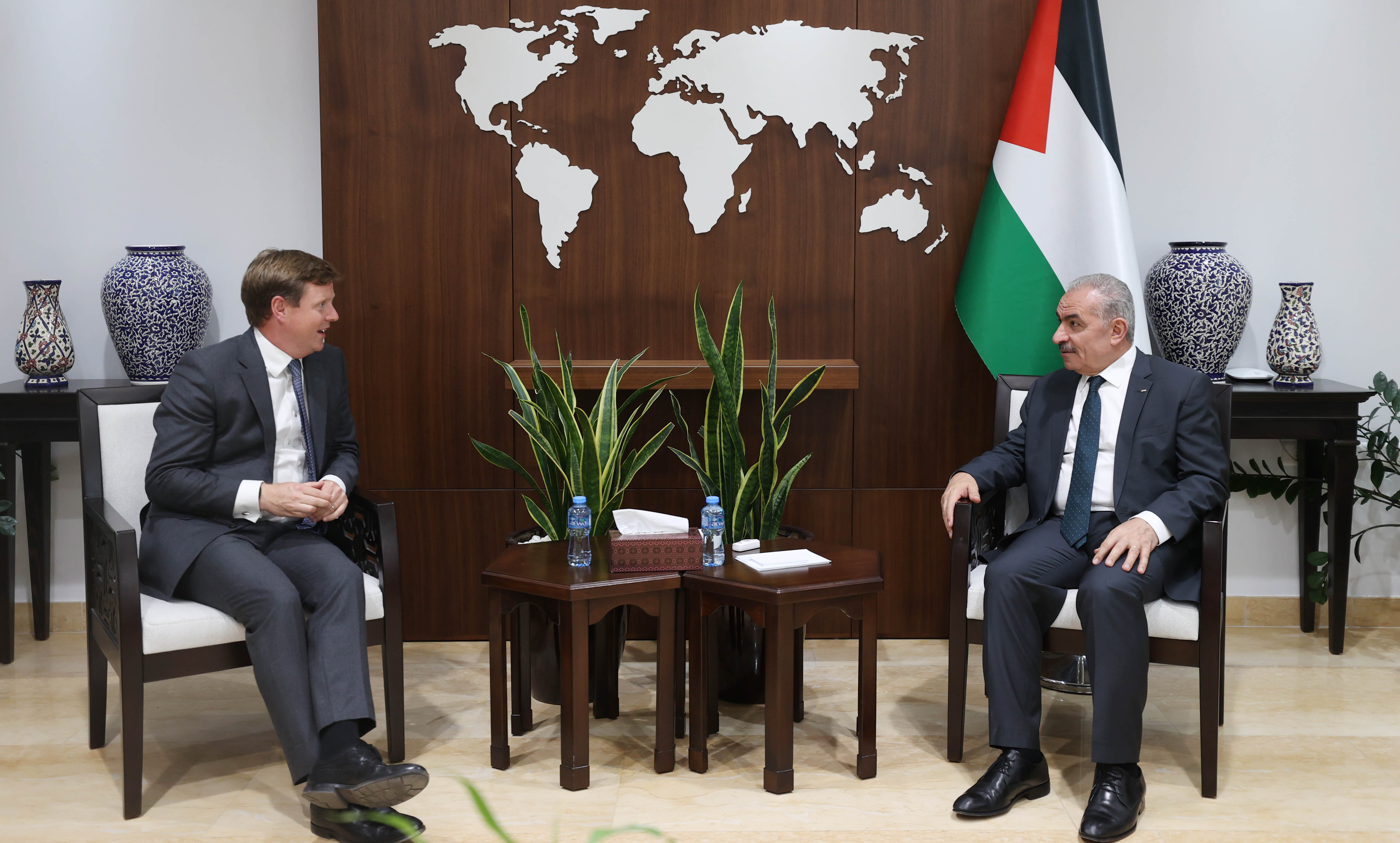 اشتية خلال لقائه مدير شؤون الشرق الأوسط وشمال إفريقيا في الخارجية البريطانية ستيفن هيكي